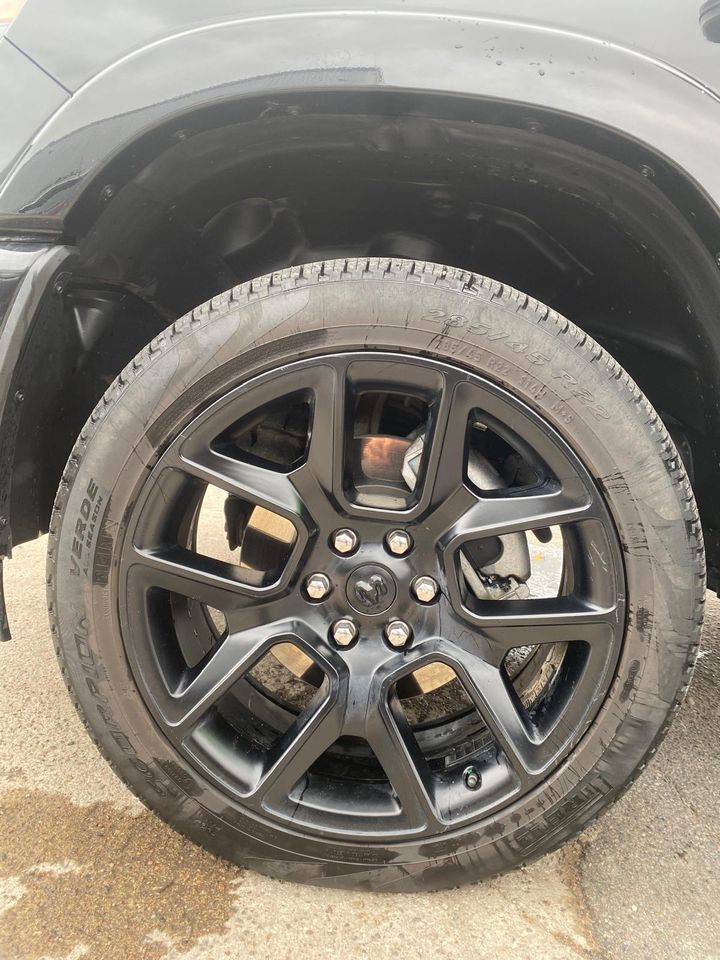 Dodge Ram fälg efter fälgrengöring hos PowerWash i Landskrona