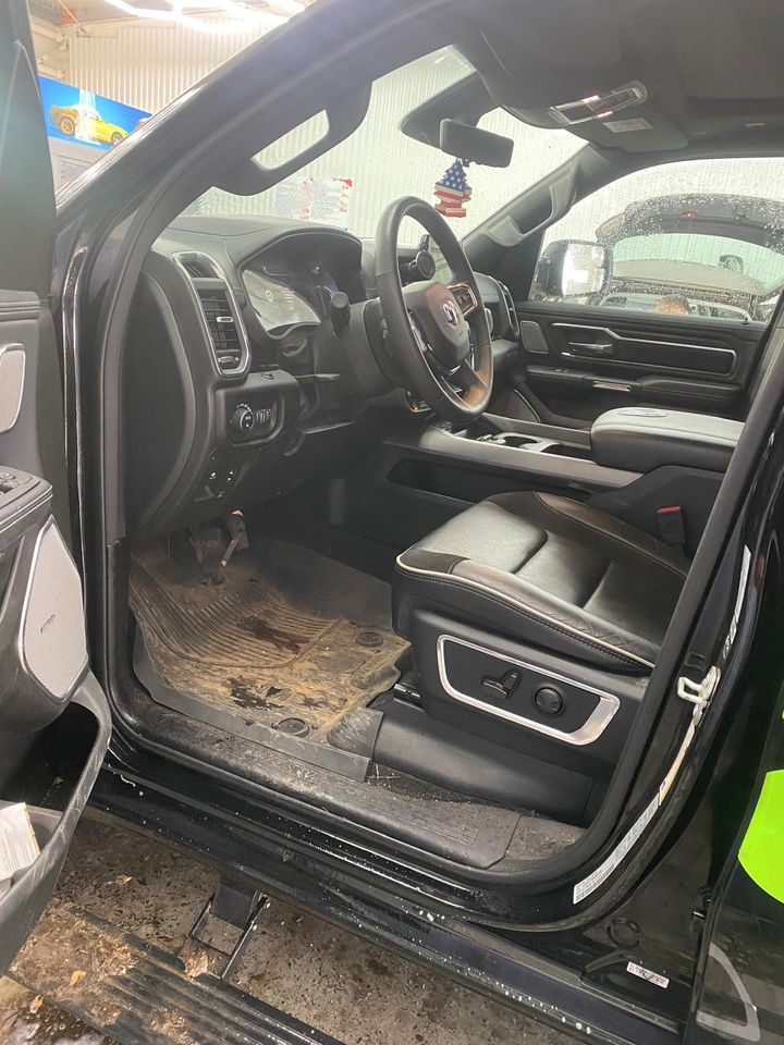 Dodge Ram interiör före invändig bilvård hos PowerWash i Landskrona