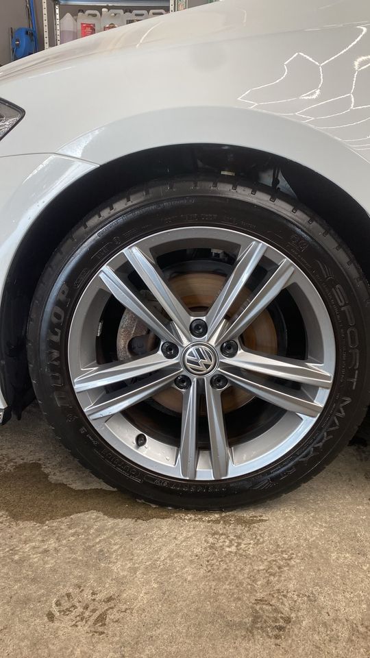 Fälgrengöring av Volkswagen Golf hos PowerWash i Landskrona – bild 03